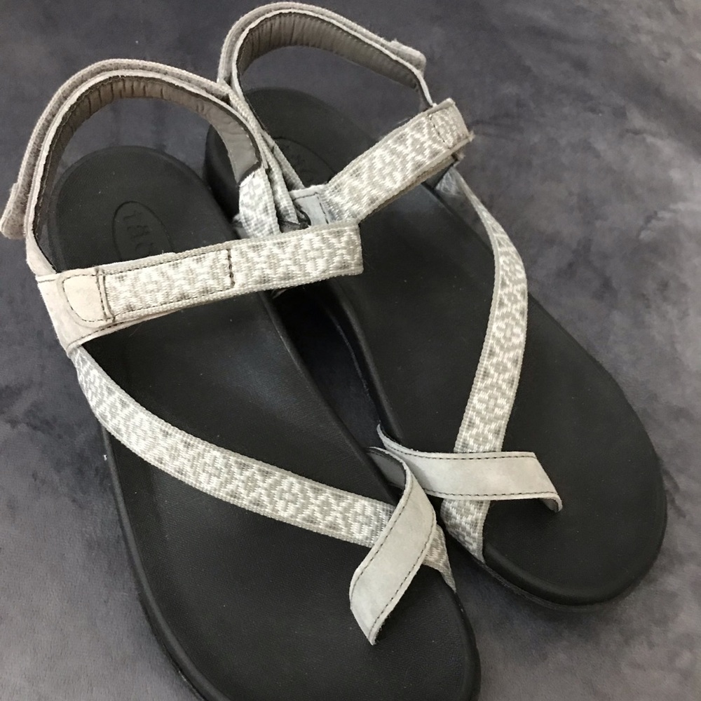Taos Grey/White Dynamo Sandals Women’s 9M